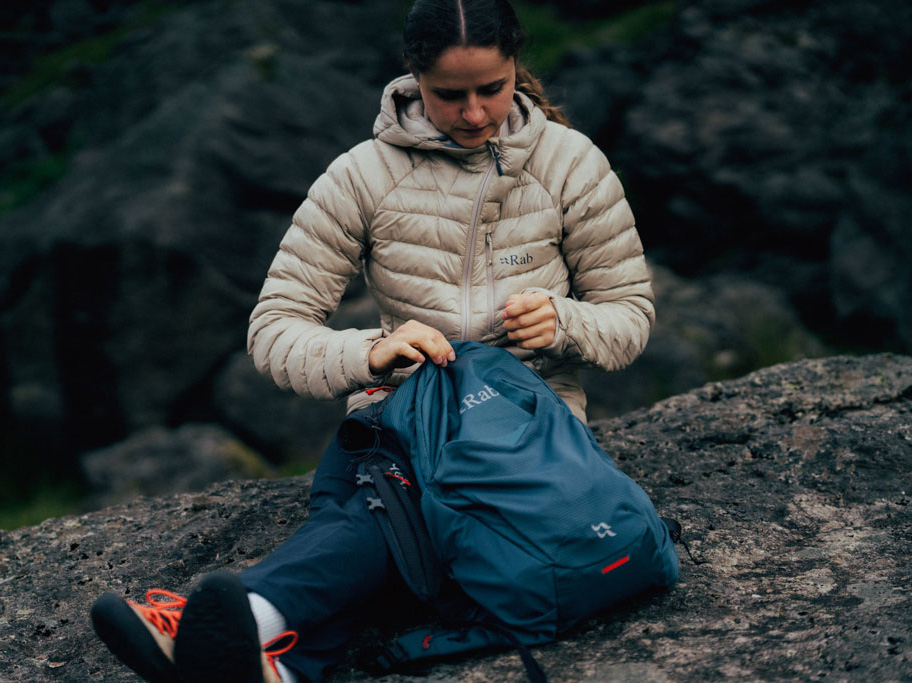Damska_perova_bunda_Rab_Microlight_Alpine_Hoody (4)